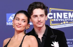 Timothee Chalamet aperta a mão de Kylie Jenner
