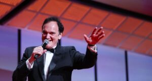 Quentin Tarantino está criando uma ‘farsa britânica à moda antiga’