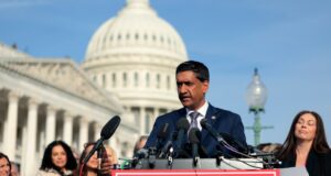 Ro Khanna critica Dartmouth por manter Leon Black construindo em meio a laços com Epstein