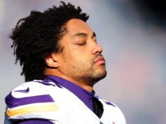 Os Vikings assinaram a defesa inicial com um acordo de US$ 22,5 milhões no dia da agência gratuita.