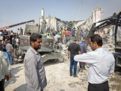 Uma mudança de regime incendeia uma escola cheia de crianças