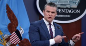Relatório: Fotos indecentes de Pat Hegseth baniram fotógrafo dos avisos do Pentágono
