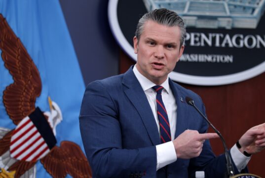 Relatório: Fotos indecentes de Pat Hegseth baniram fotógrafo dos avisos do Pentágono