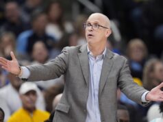 Dan Hurley responde aos apelos por direitos de árbitro após ser demitido na derrota da UConn.