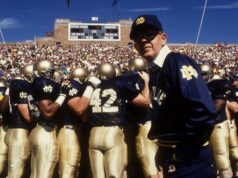 Lou Holtz lambeu como um campeão