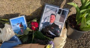 Serviço memorial para o nadador de resgate da Guarda Costeira Tyler Jaggers