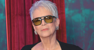 Jamie Lee Curtis, 67, fica deslumbrante em lingerie preta rendada: fotos