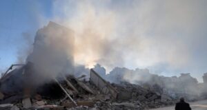 O Irã tem como alvo navios comerciais, aeroporto de Dubai e instalações petrolíferas à medida que crescem as preocupações energéticas