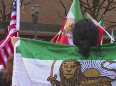 Comício iraniano-americano em Portland celebra a morte de Khamenei após ataque dos EUA