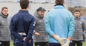 Coudet dirigiu o treino de Alavé enquanto ele negocia sua saída para o River e a imprensa espanhola é implacável: “Não é o ideal”