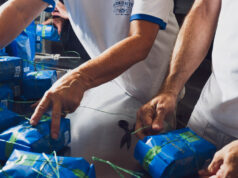 Atrás do saco azul de biscoitos de Antonio Mattei