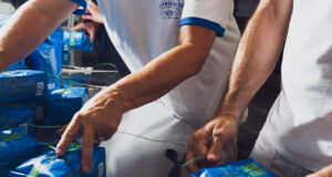 Atrás do saco azul de biscoitos de Antonio Mattei