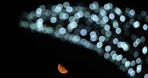 A Lua atinge a fase do terceiro quarto amanhã! Aqui está o que você precisa saber