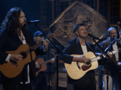 Assista Mumford & Sons cantando “Rubber Band Man” e “Here”