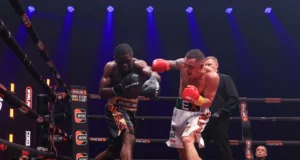 Pavel Sosulin intercepta Victor Nagbe e olha para Xander Zayas.