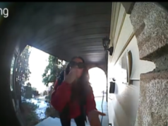 As lágrimas fluem enquanto a câmera da campainha captura a ‘aldeia’ de mães que chegam após perder um filho