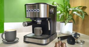 Testei a pequena cafeteira Russell Hobbs que usa o sistema Nespresso ou cápsulas – mas descobri uma desvantagem irritante.