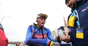 O cavaleiro Tudor quebra dois dentes, Mathieu van der Poel milagrosamente salva a vida, De Lie chama a edição Omloop Het Nieuwsblad de ‘o Omloop mais perigoso da minha vida’