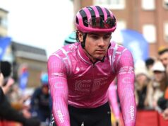 ‘Sidequest’ – Noah Hobbs é ajudado por um fã local após se perder durante Omloop Het Nieuwsblad.