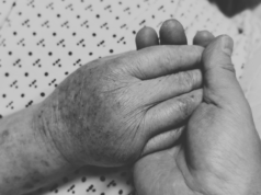 Josh Gad compartilha uma atualização comovente sobre a saúde da mãe