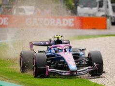 Franco Colapinto largará em 16º no GP da Austrália, com Max Verstappen sofrendo uma queda inesperada no Q1 e Mercedes indo 1-2