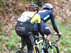 ‘Você pode me chamar de criador de tendências’ – Macacão rasgado e jaqueta virada para trás ajudam Jonas Vingegaard à vitória no festival de congelamento Paris-Nice.