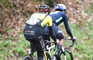 ‘Você pode me chamar de criador de tendências’ – Macacão rasgado e jaqueta virada para trás ajudam Jonas Vingegaard à vitória no festival de congelamento Paris-Nice.