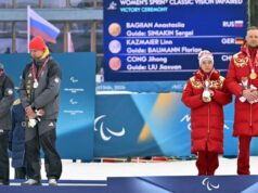 o momento tenso na cerimônia de premiação de um atleta russo e a denúncia de discriminação da Ucrânia