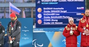 o momento tenso na cerimônia de premiação de um atleta russo e a denúncia de discriminação da Ucrânia