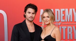 Chase Stokes faz tatuagem após separação de Kelsea Ballerini