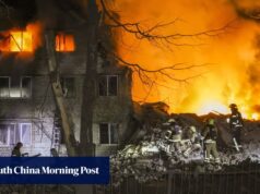 Pelo menos sete pessoas morreram quando um míssil russo atingiu um prédio de apartamentos em Kharkiv, na Ucrânia.