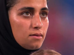 Um apresentador de televisão iraniano chama os jogadores de futebol de “traidores de guerra” por não cantarem o hino e exige que sejam “severamente punidos”.