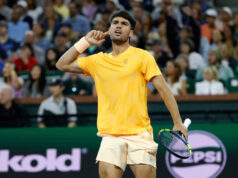 Alcraz saiu sozinho contra Roode com uma direita atingindo 178 km/h para ampliar sua invencibilidade.