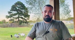 Aaron Spencer vence a eleição para xerife do Arkansas enquanto enfrenta acusações de assassinato