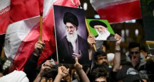 A democracia do Irão enfrenta mudanças incertas após a morte de Khamenei.