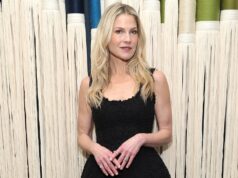 Ali Larter comemora 50 anos com fotos de biquíni no paraíso