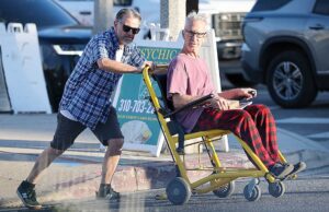 Andy Dick revelou no podcast que estava clinicamente morto após uma overdose em dezembro