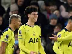 A estrela do Spurs, Solanki, acusou Simmons de deixar companheiros de equipe para secar