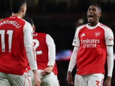 O craque do Arsenal recebe a primeira convocação internacional ‘mas ainda pode vencer o país na dramática primeira mão da Copa do Mundo no último minuto’