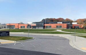 Um professor de matemática foi encontrado morto em uma sala de aula de uma escola primária de Baltimore.