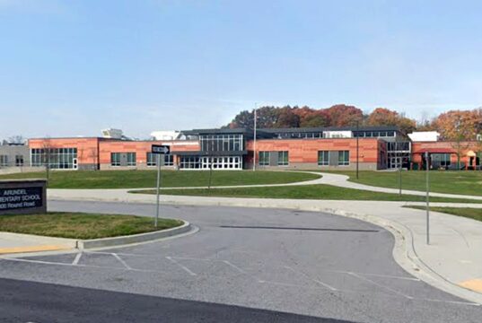 Um professor de matemática foi encontrado morto em uma sala de aula de uma escola primária de Baltimore.