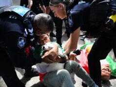 Cenas caóticas enquanto jogadores de futebol iranianos correm para o aeroporto após pedirem asilo