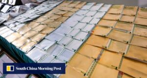 A alfândega apreendeu um valor recorde de HK$ 233 milhões em ouro e prata escondidos em carga aérea.