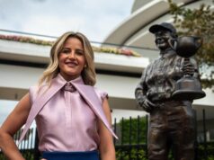 Pinho encomendado envia mensagem com escultura de Flemington