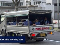 A proibição de camiões com gaiolas em Singapura reacendeu o debate sobre o transporte de trabalhadores migrantes.