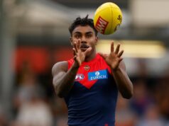 AFL 2026: Steven King, técnico do Melbourne, na ausência de Kesaya Pickett