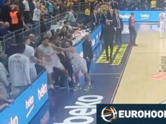 Mike James empurra Eli Okobo após a última derrota do Mônaco