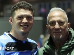 Seis Nações 2026: James Botham, do País de Gales, recebe o bastão de Lord Botham após acidente