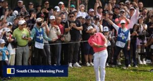 LIV Golf Hong Kong começa a marcar a caixa, pronto para uma batalha de três jogadores no último dia com uma grande multidão.