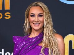 A esposa de Jason Aldean, Brittany, compartilhou fotos de biquínis das férias de primavera com os fãs